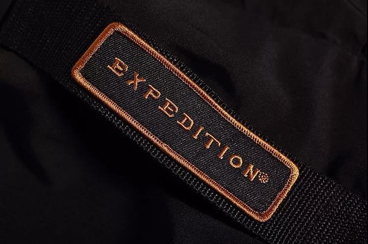 后背expedition标志特写