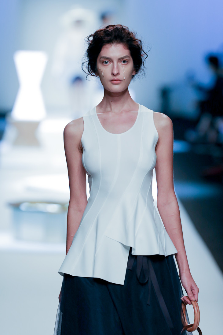 石膏白螺旋剪裁背心