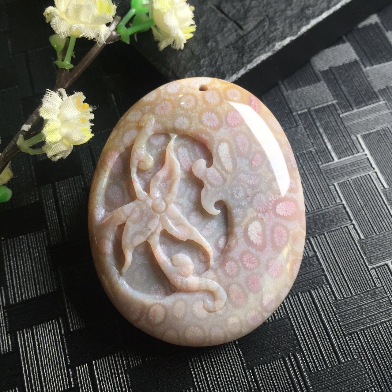 【d44429】海南玉化珊瑚玉一叶知秋吊坠