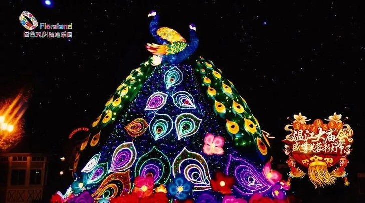 万紫千红 海底世界 坐落在神心湖畔 闪烁着的蓝色迷离灯光 孔雀开屏艳