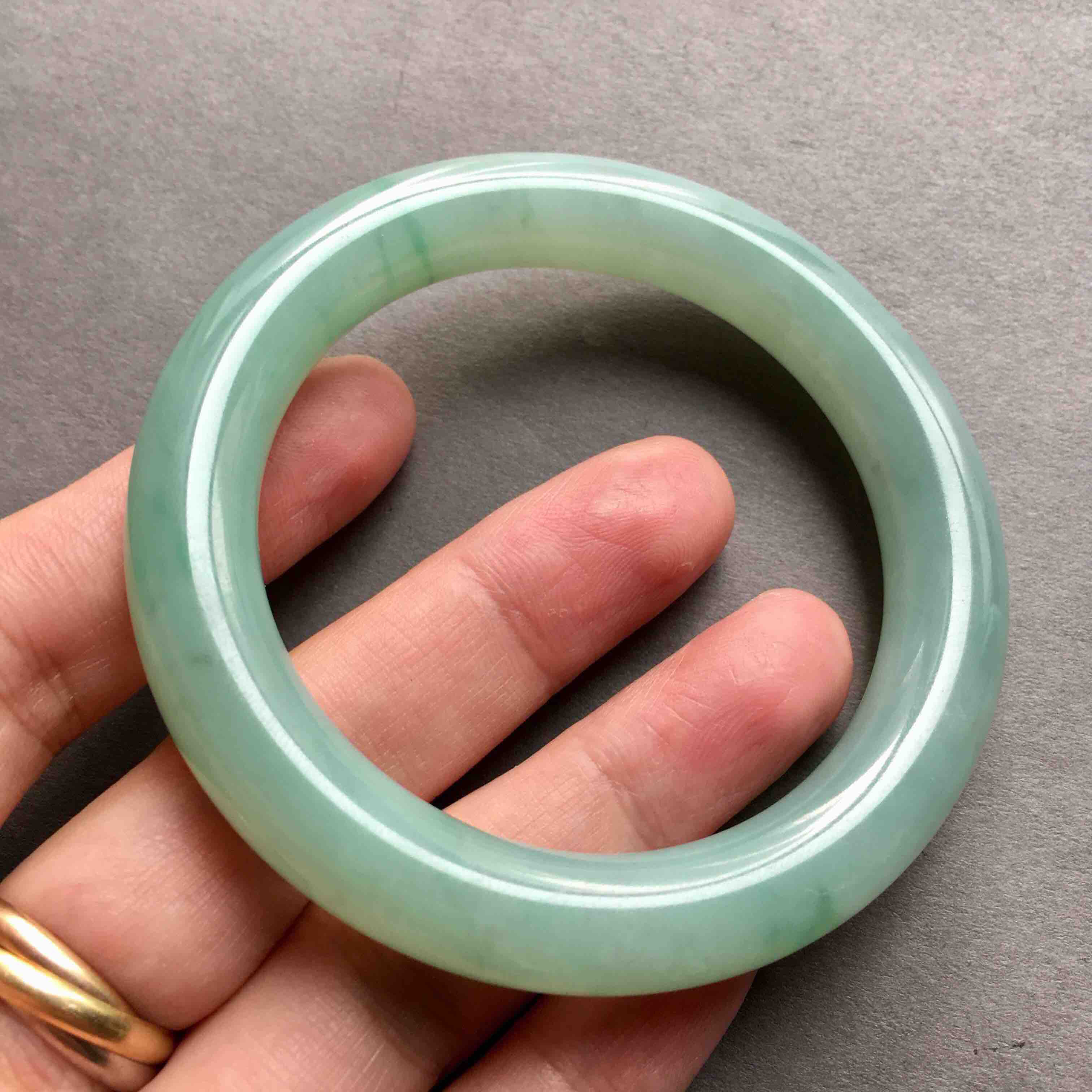 淡苹果绿底色飘阳绿圆条手镯53.