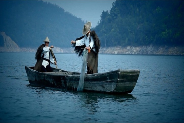 每当清晨的第一缕阳光洒下湖面时,小船,青箬笠,绿蓑衣,雀跃的凤凰鱼