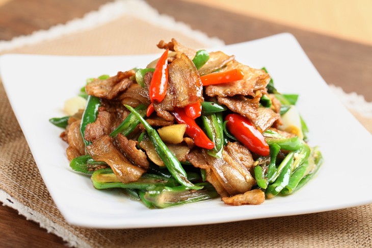 生态·农家小炒肉 原料 生态五花肉,青椒,红椒,葱,姜,蒜,盐,酱油