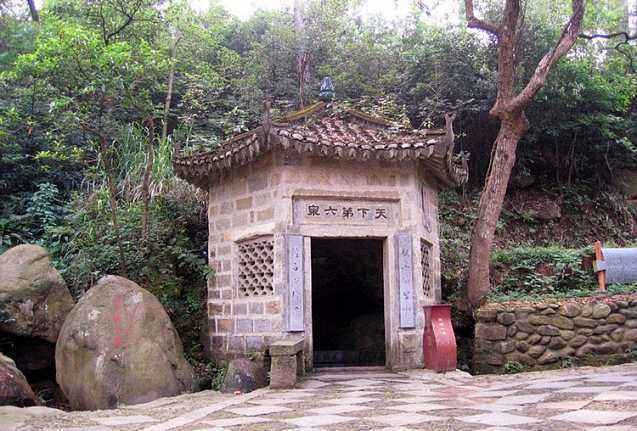 品题的" 天下第六泉";另一头有石级可至桥下刻有"金井"二字的巨石之上