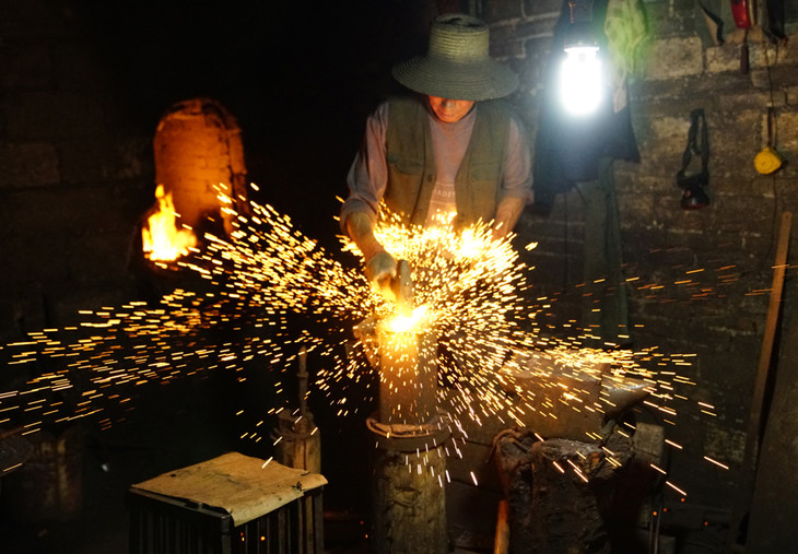 唐运国在打铁锅