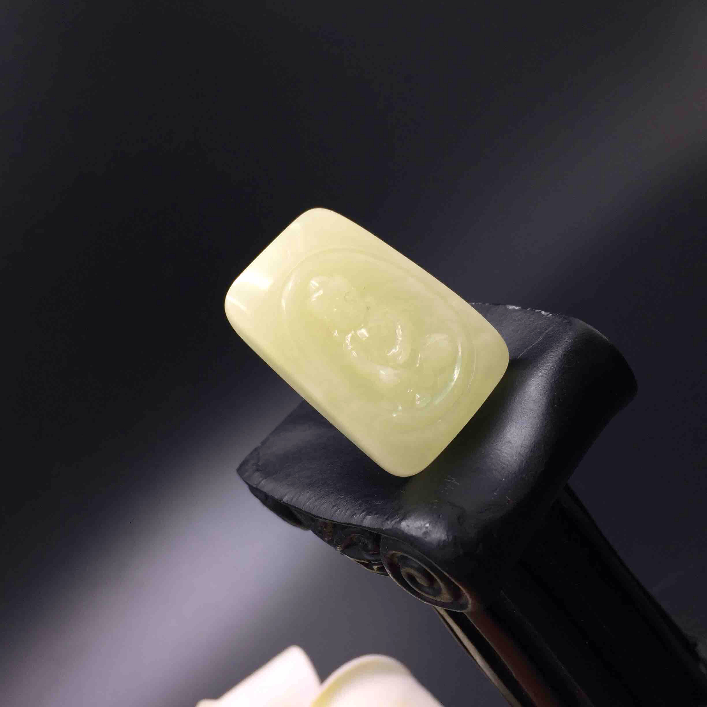 原矿满蜡雕刻小萌佛,克重5.43g