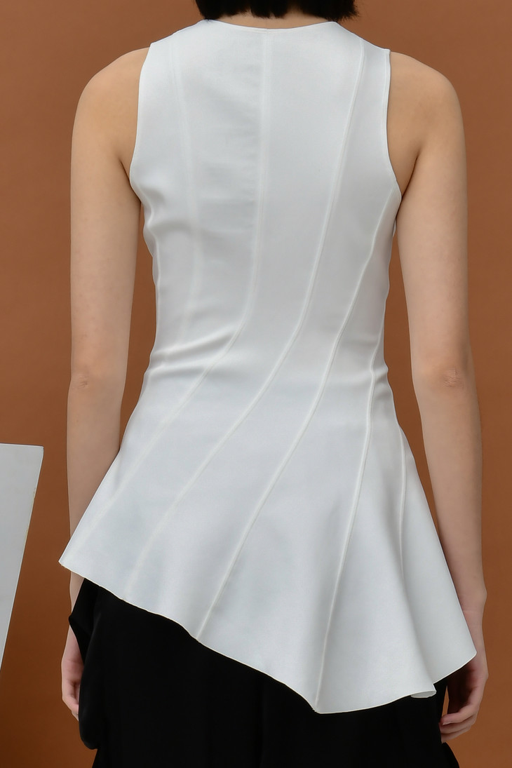 石膏白螺旋剪裁背心