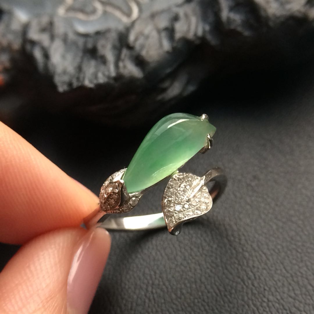 【80016】翡翠冰种飘绿随形蛋面戒指