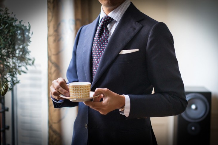 有一次,世泊在某个名"记"的博客看到这样一段轶事:他着西装佩口袋巾去