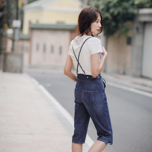 茵曼2018夏装新款全棉休闲磨白减龄交叉吊带牛仔背带裤七分裤女裤