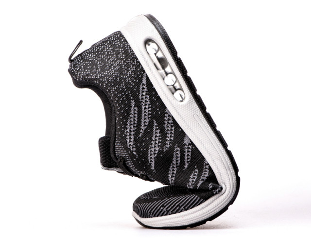 白色的带气囊的中底为第一次注射的低密度发泡鞋底,减震柔软,耐弯折