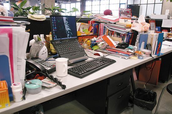 铝合金,橡胶 产地:中国 公司的很多小伙伴的办公桌都很杂乱,像这样