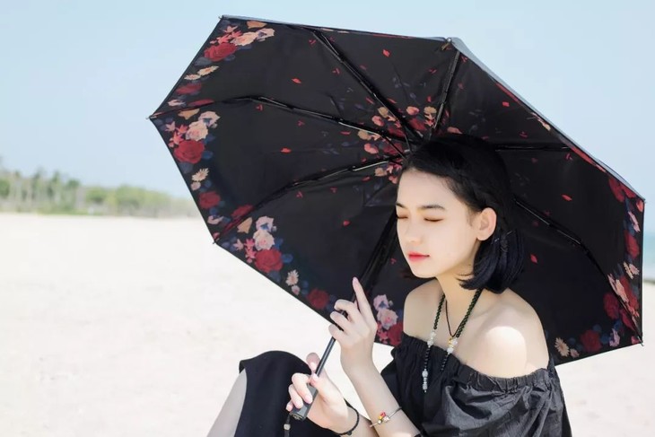 伞棒无一按钮,突起,仅通过伞骨的力学作用,就能让伞收放自如