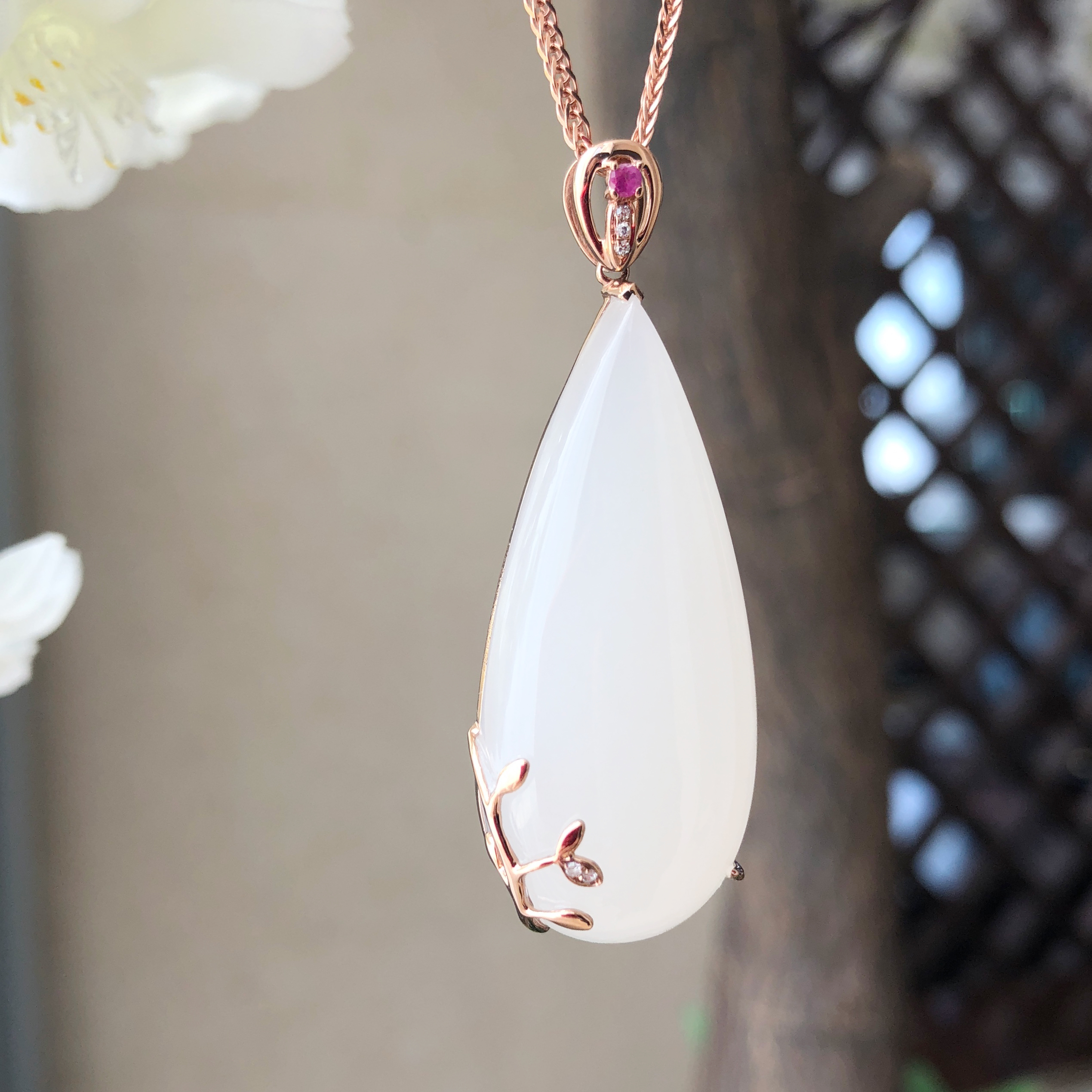 18k玫瑰金和田玉(白玉)镶钻水滴吊坠--暗香疏影 /单面水滴 17*38/红