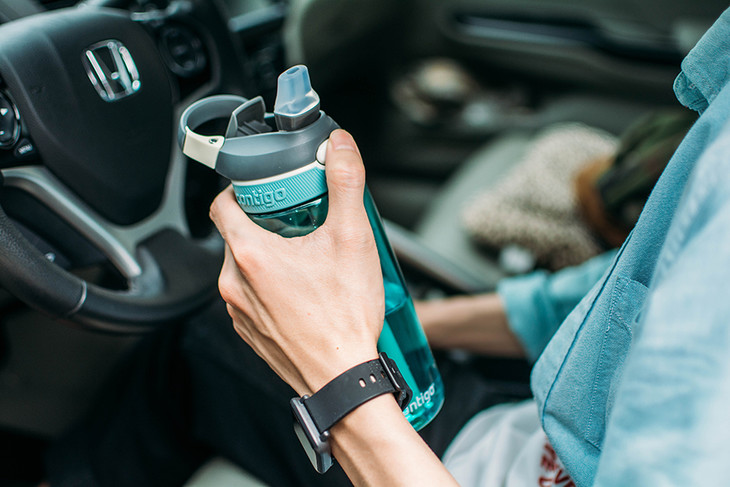 吴亦凡用的contigo水杯 单手就能开关喝水 怎么放都不漏 母婴放心用