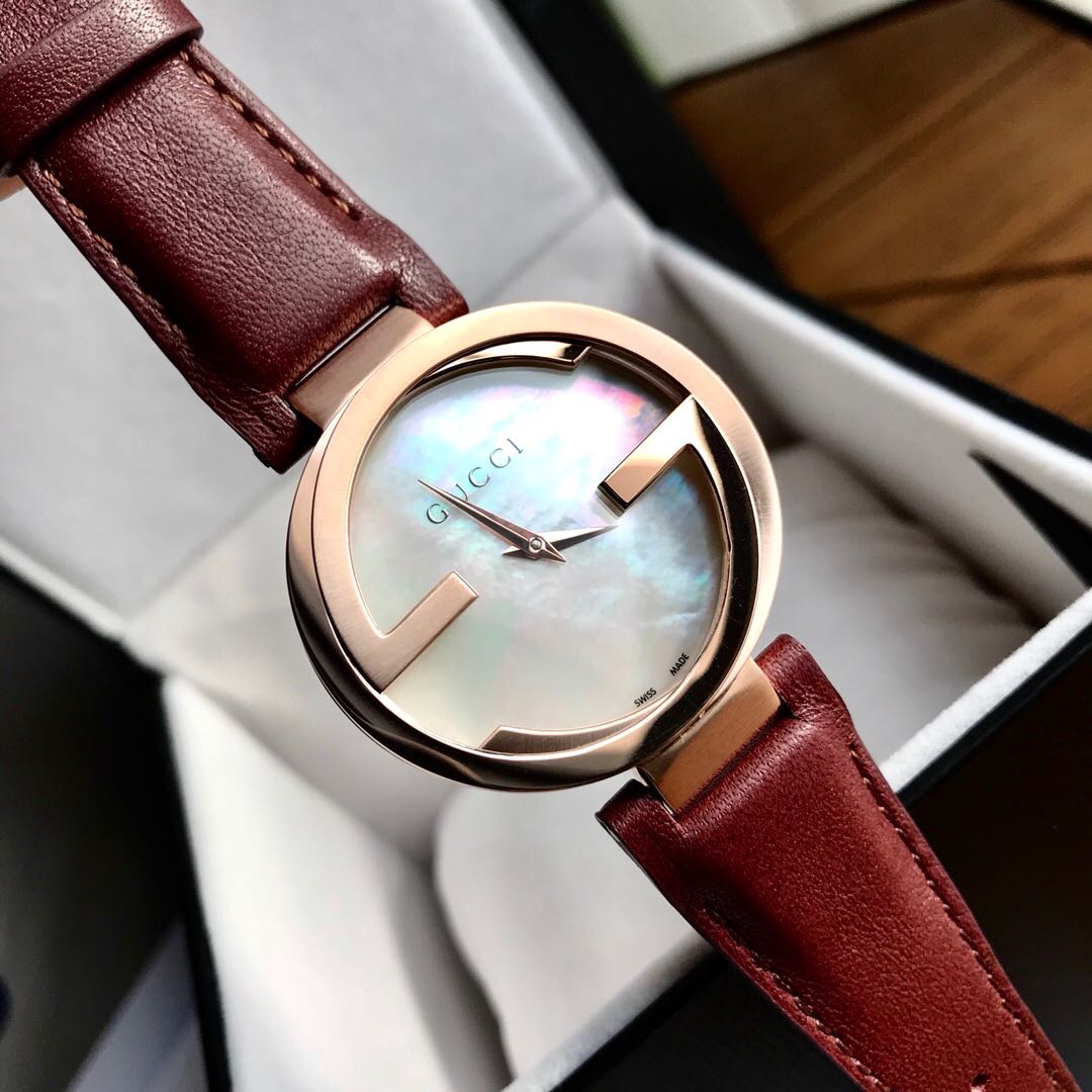 点此购买 全智贤同款 珍珠贝母面 gucci小牛皮款双g手表