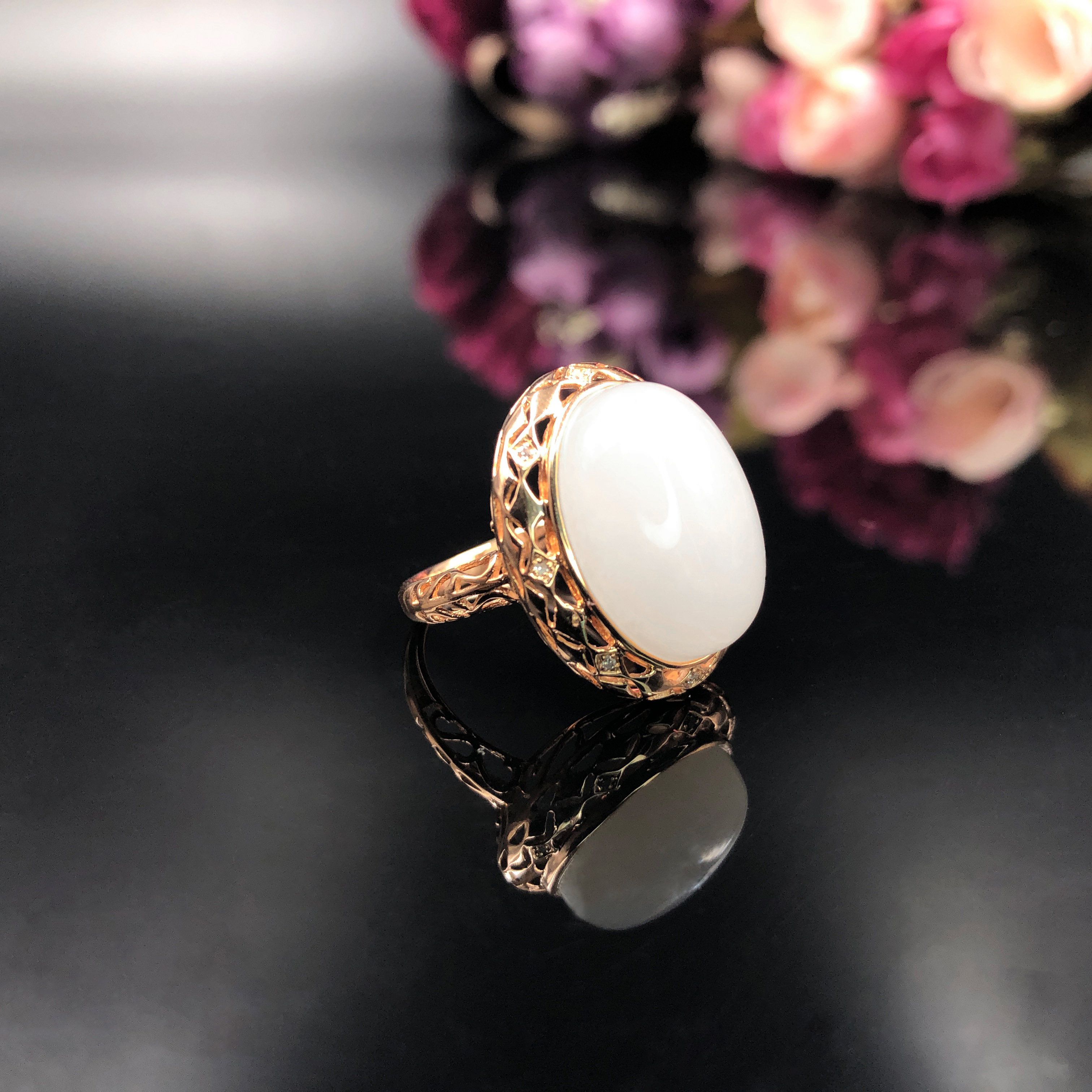 18k玫瑰金和田玉(白玉)镶钻戒指--宫廷复古菱格纹/蛋面 13*18/16