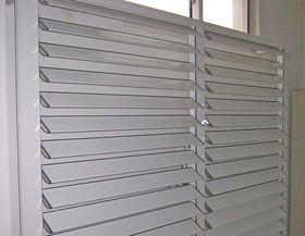 电动百叶窗的安装演示