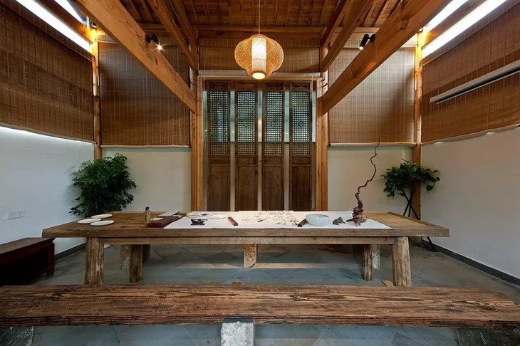 二楼还有一处独立的小庭院,建筑飞檐翘角,古色古香,室内用来作为史靠