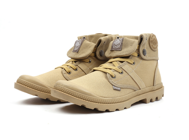 军武的小伙伴们在选择军靴时 一定都曾被一个问题所困扰过: 穿着 高帮