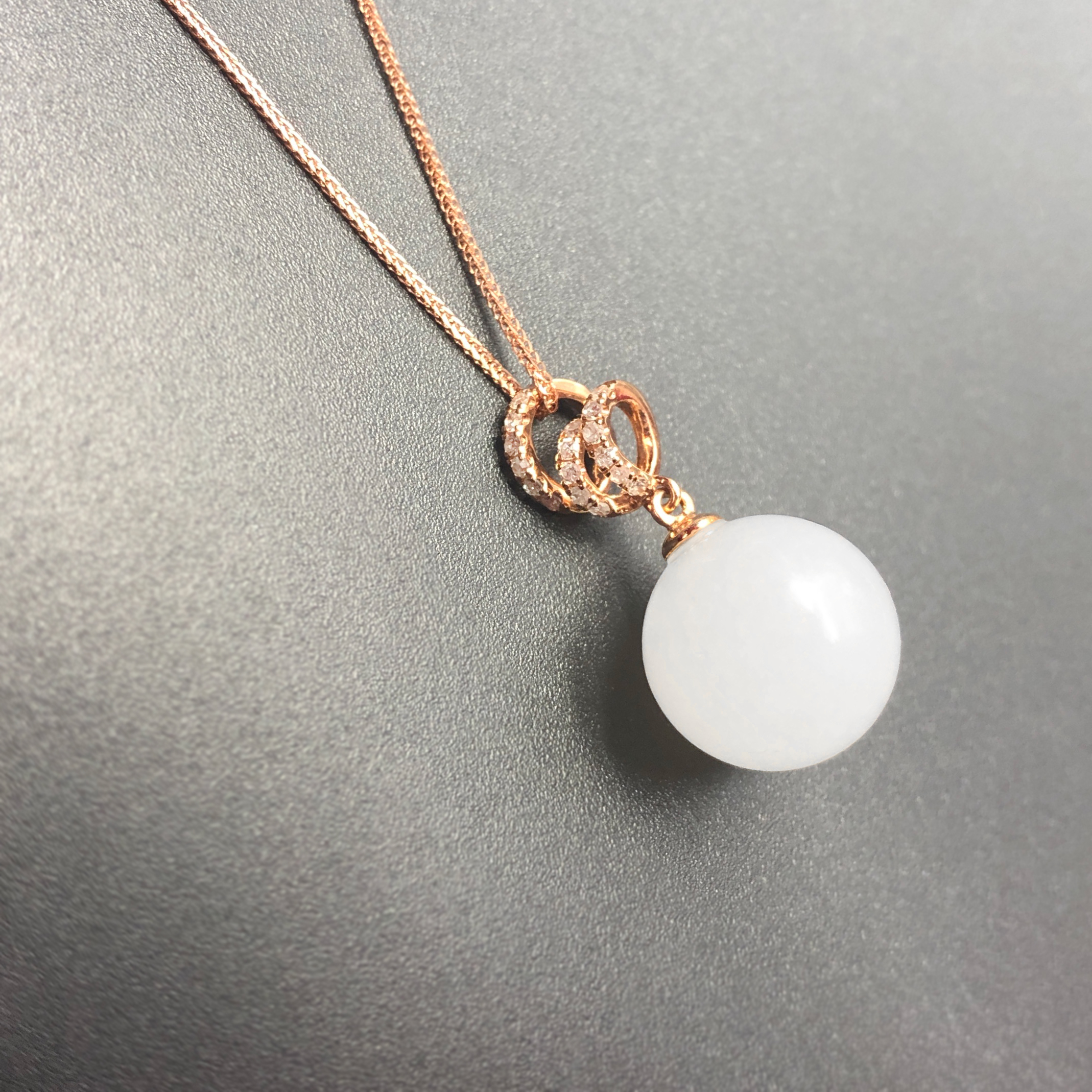 18k玫瑰金和田玉(白玉)镶钻玉珠吊坠--云雾缭绕 / 玉珠12mm