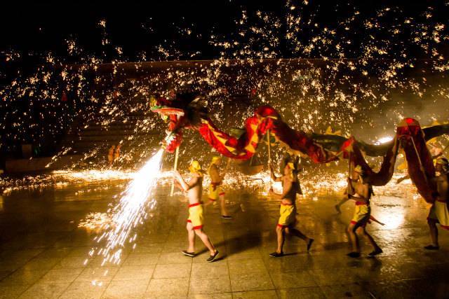 8月11日使用【49.9元抢】九顶塔夜场票 体验民族风情 夜游山水瀑布!