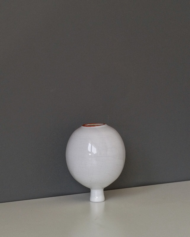 德国70年代裂纹釉白瓷小瓶