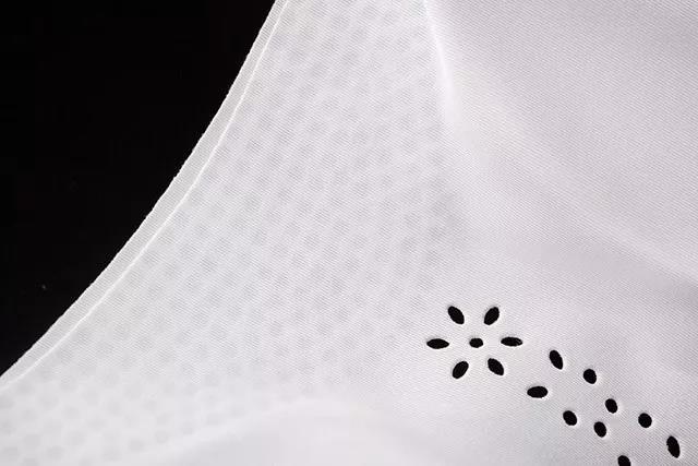 妖精可可的这款内衣,胸前专门设计了很多透气孔.