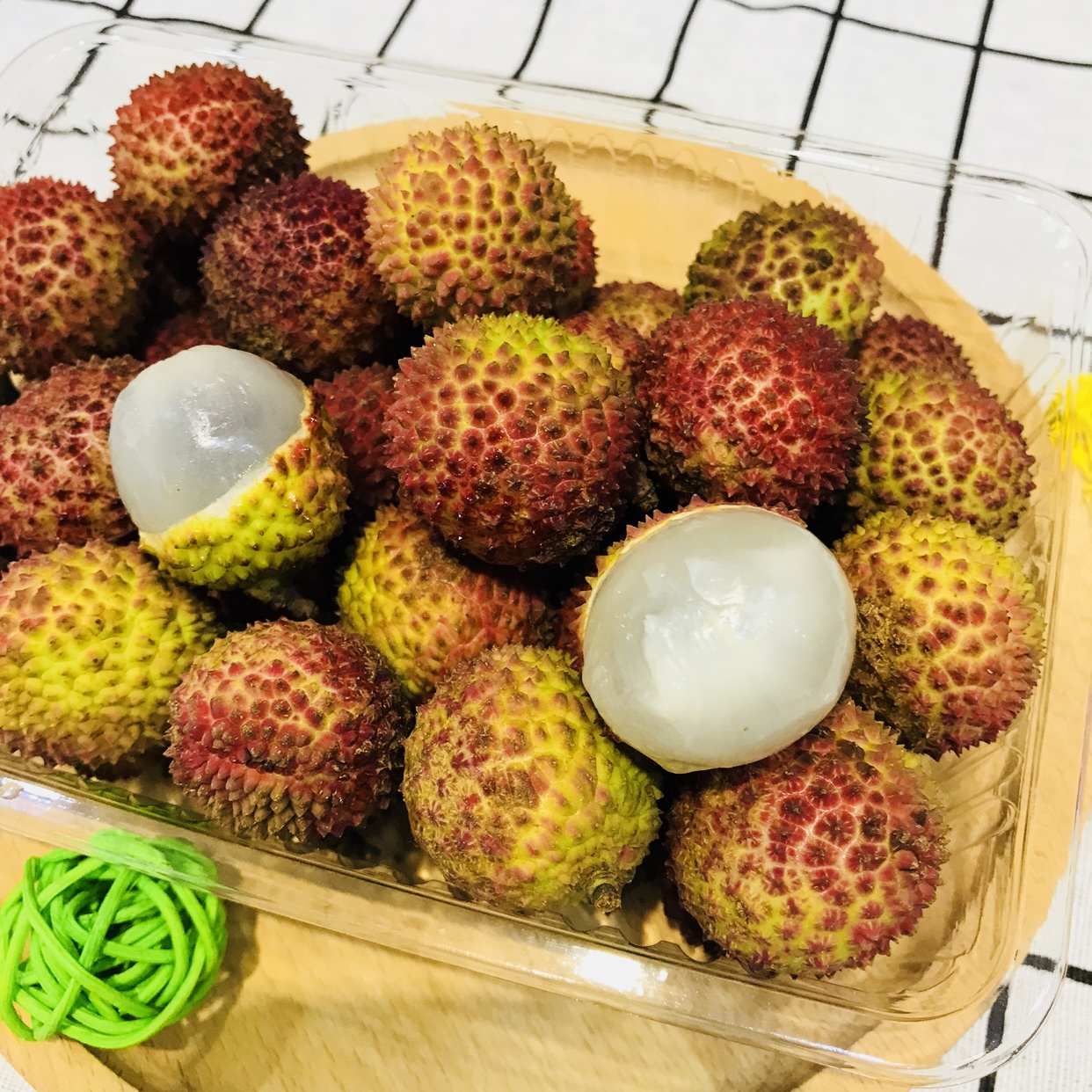 泰国贵妃荔枝(2斤装) 肉厚核小口感略带酸味,介意慎拍,抢购后48小时内