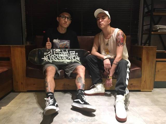 他身上的第三个纹身以扑克为主题,也是这次周边 jony j · 限量定制