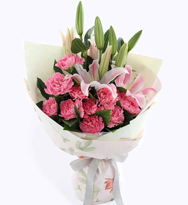 商品详情 材 料: 粉色康乃馨11枝,粉色多头香水百合2枝,栀子叶适量 包