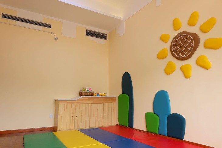 特色课程:有每周2-3次外教课程,基于幼儿认知发展的百宝篮活动,以及