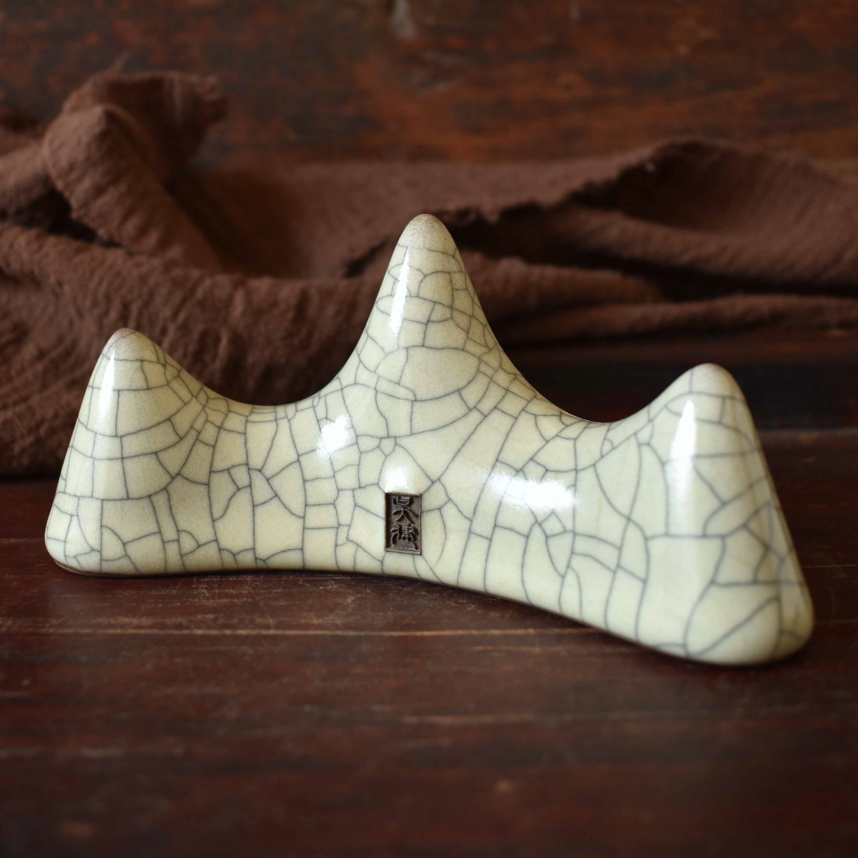 1cm //// /// 「传世哥窑」          "哥窑"名列宋代五大名窑,在陶瓷