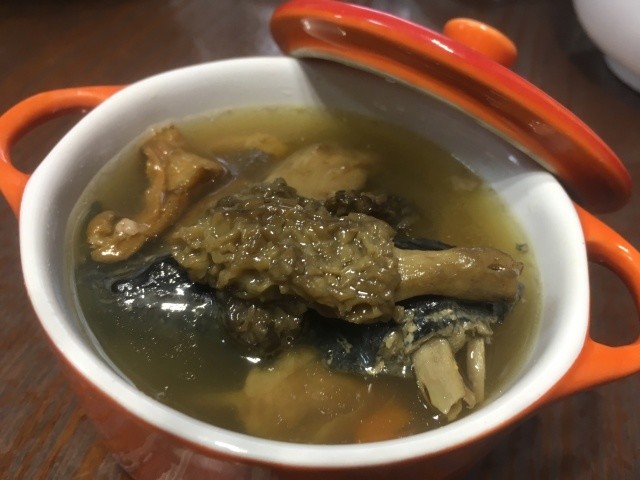 野生羊肚菌,青椒,食用油(橄欖油為上),生抽 1)新鮮羊肚菌洗淨,焯水