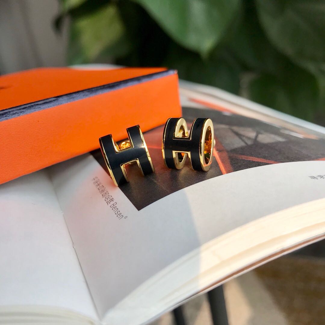 点此购买 爱马仕 h字母耳钉 黄铜镀18k金