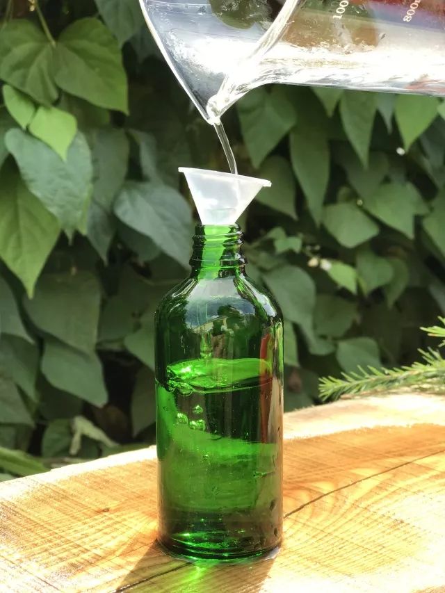 「纯露蒸馏」         采用古源地下100米无污染的深井水