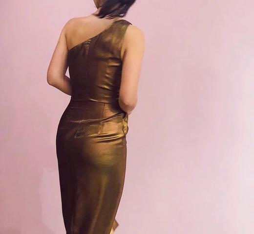 AtelierMissLu / Yolanda-金色斜肩褶皱开衩连身裙 商品图2
