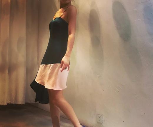 Atelier Miss Lu/ Sigrid- 墨绿拼接不对称吊带裙 商品图1