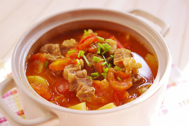 星期三 5月23日 a套餐:番茄土豆炖牛腩 包菜粉丝 淮杞红枣龙骨汤