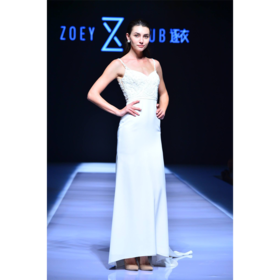 臻白珠饰美背晚礼服