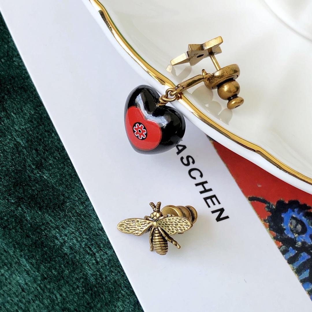 dior复古桃心小蜜蜂耳钉