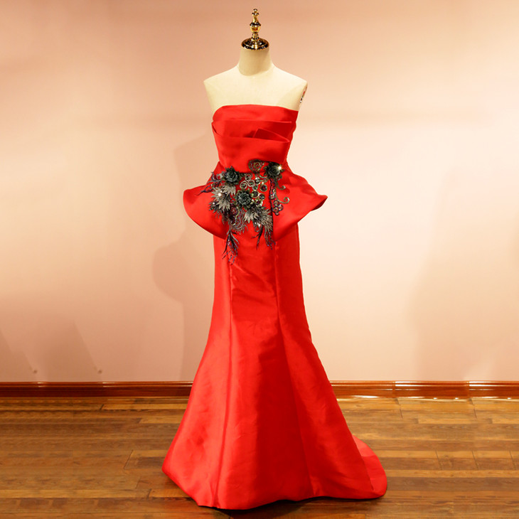 红色抹胸蓝色花朵腰间燕尾礼服租赁价