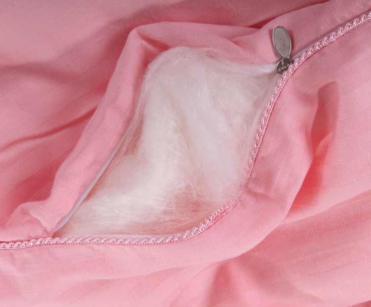 显然, 花色的面料偏凉快,粉色的相对偏保暖,这也和他们内里的蚕丝含量