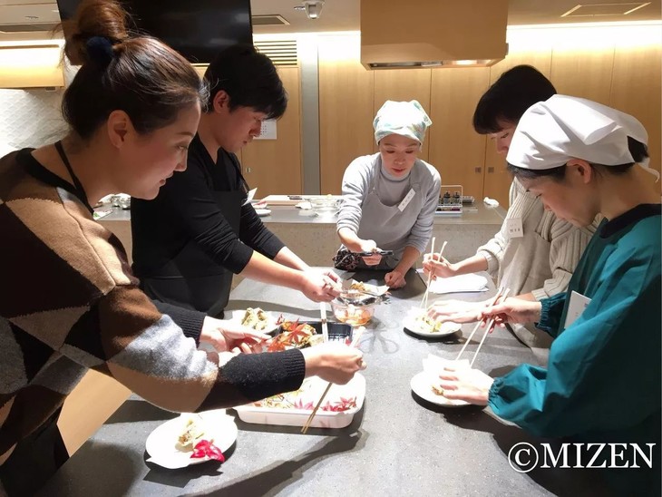 岛田老师在课堂指导同学精进料理摆盘,从摆盘中感受日本文化