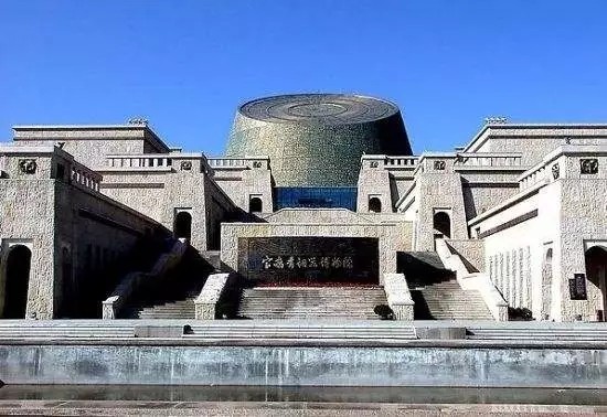 午餐后前往汉长陵 参观汉高祖刘邦的封土 下午参观汉武帝茂陵及博物馆