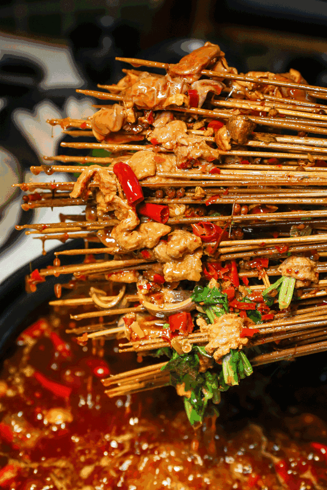 8秒抢,致民路九味芳华麻辣烫156元3人餐,100根签签 锅底油碟 冒火锅粉