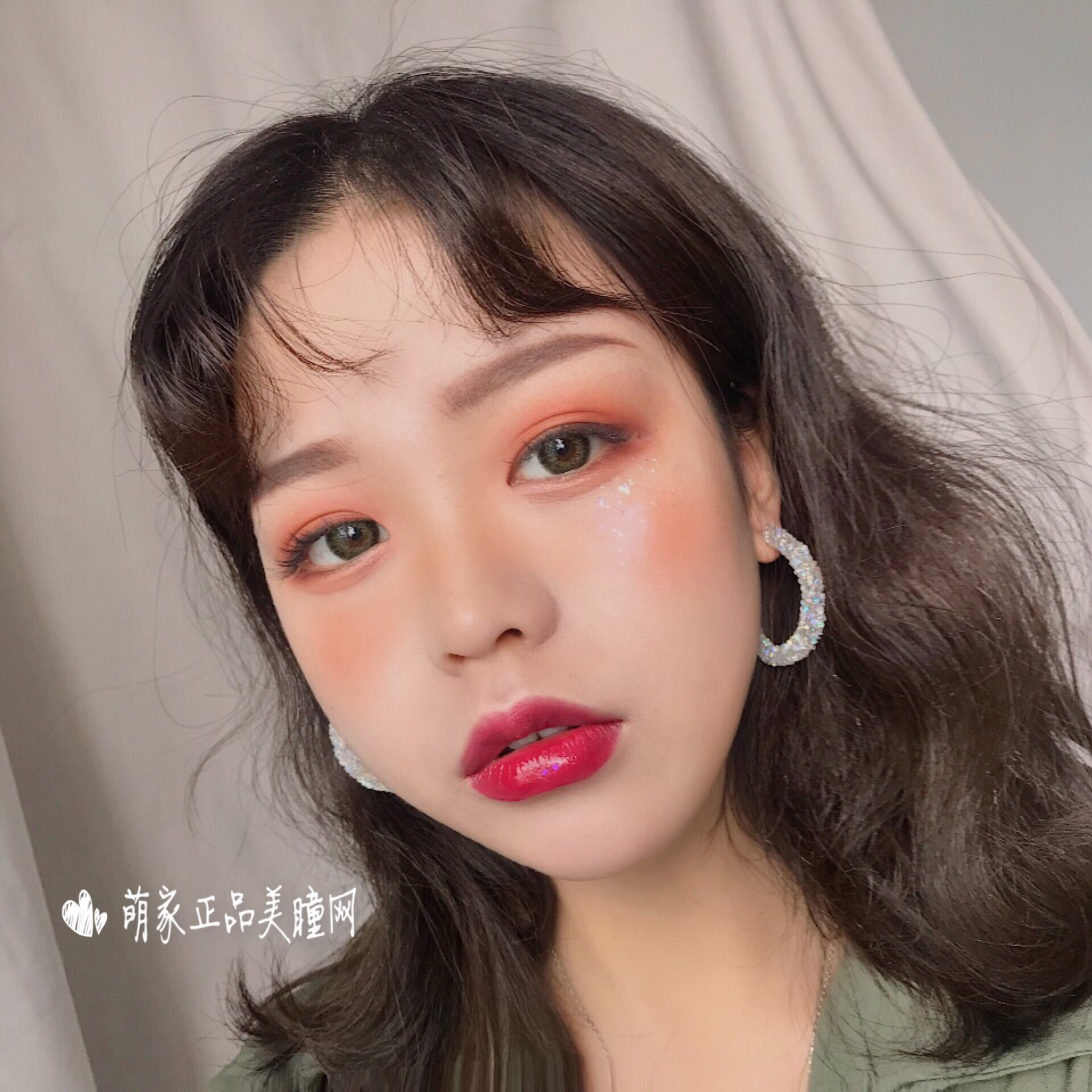 气质的绿色了,这个系列设计主题就是:复古 带给你神秘的复古混血双瞳!