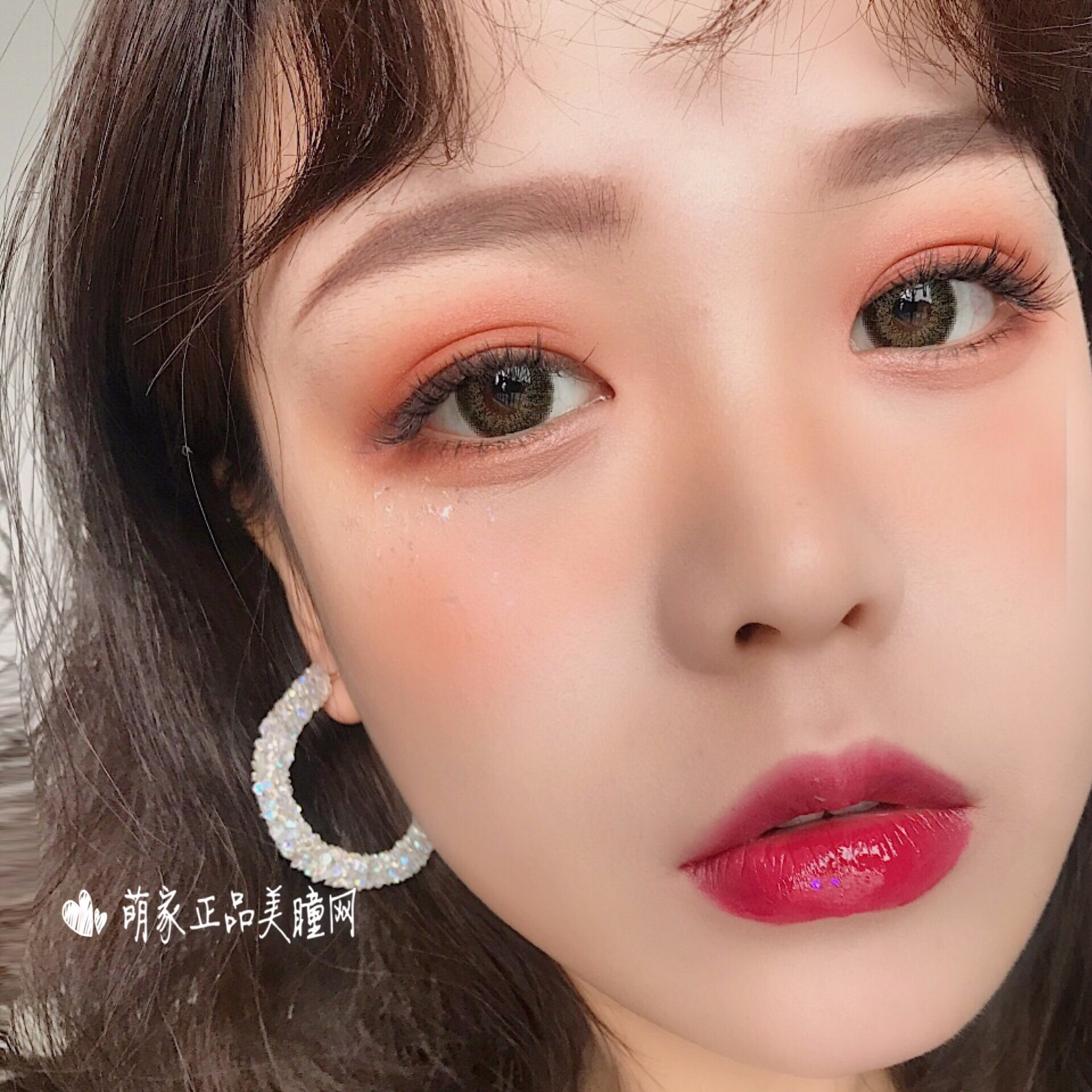 气质的绿色了,这个系列设计主题就是:复古 带给你神秘的复古混血双瞳!