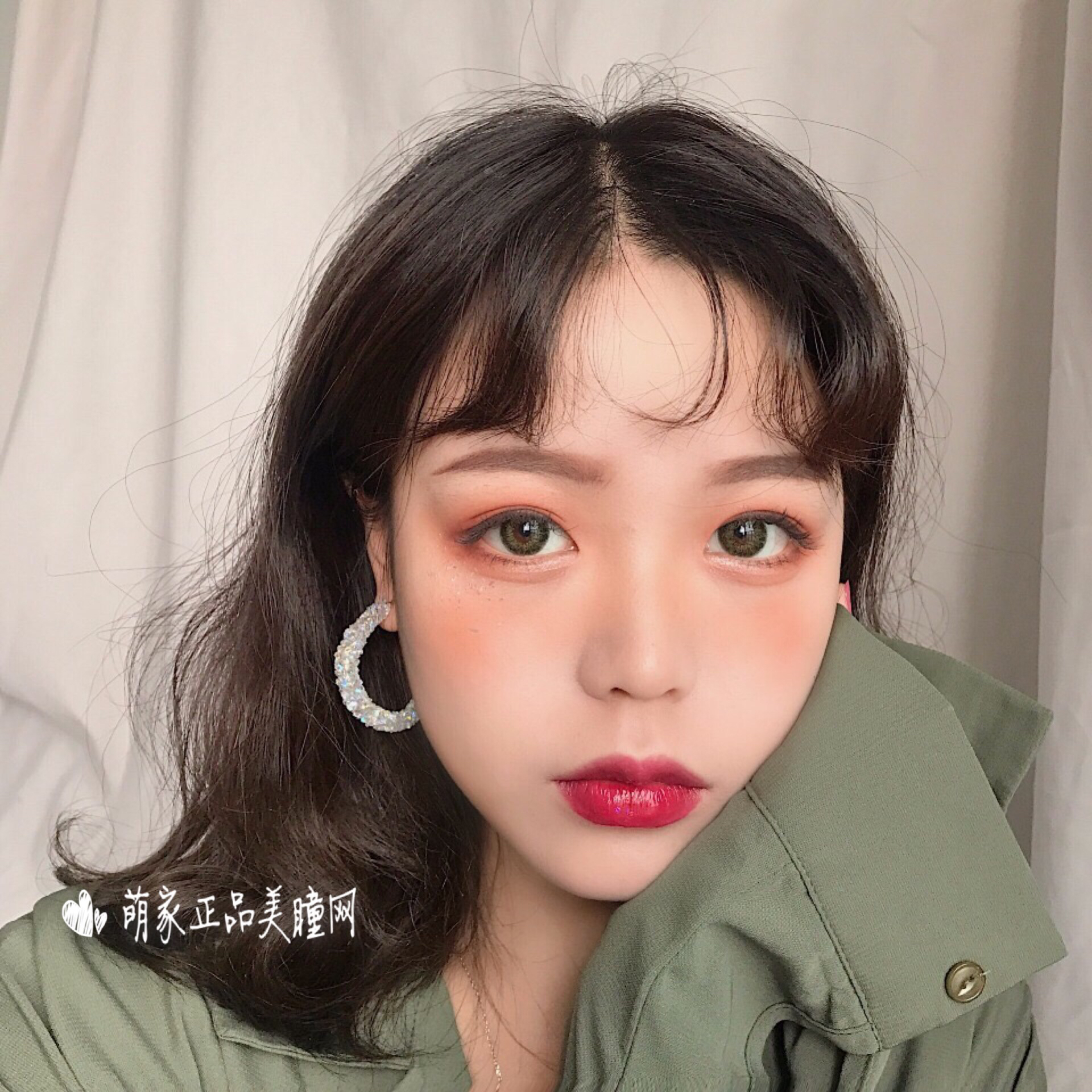 气质的绿色了,这个系列设计主题就是:复古 带给你神秘的复古混血双瞳!