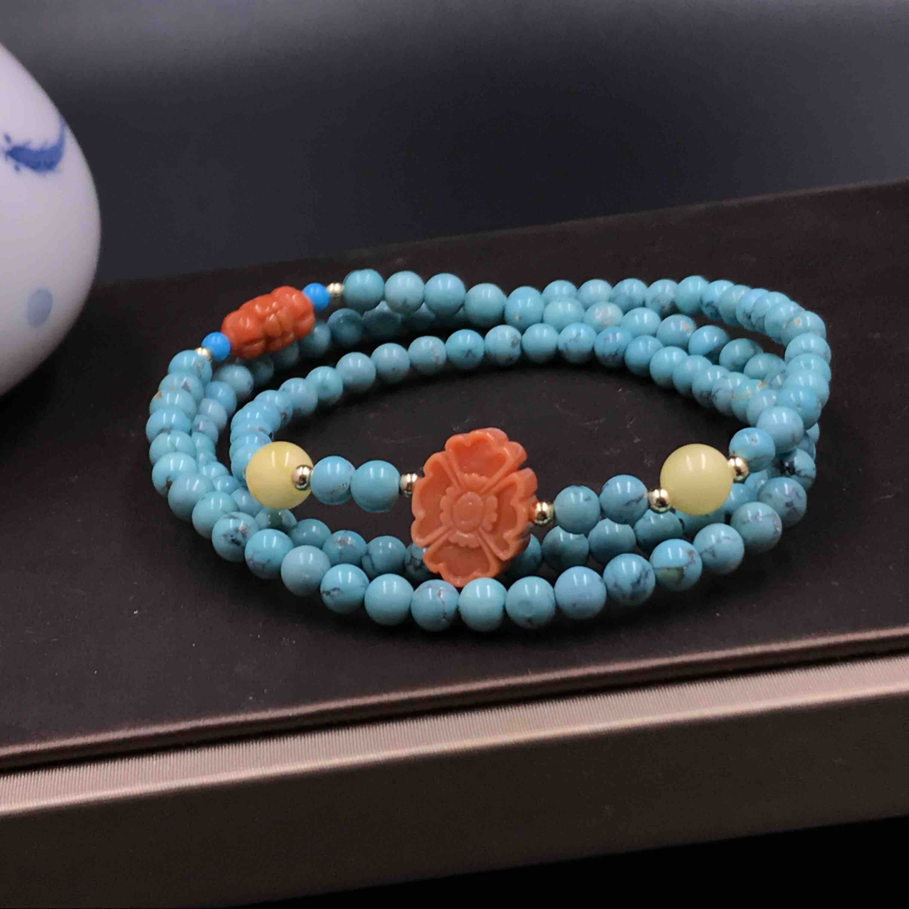 5-5mm原矿绿松石108颗,搭配红色海底宝石雕刻珠,点缀睡美人蓝松和金珠